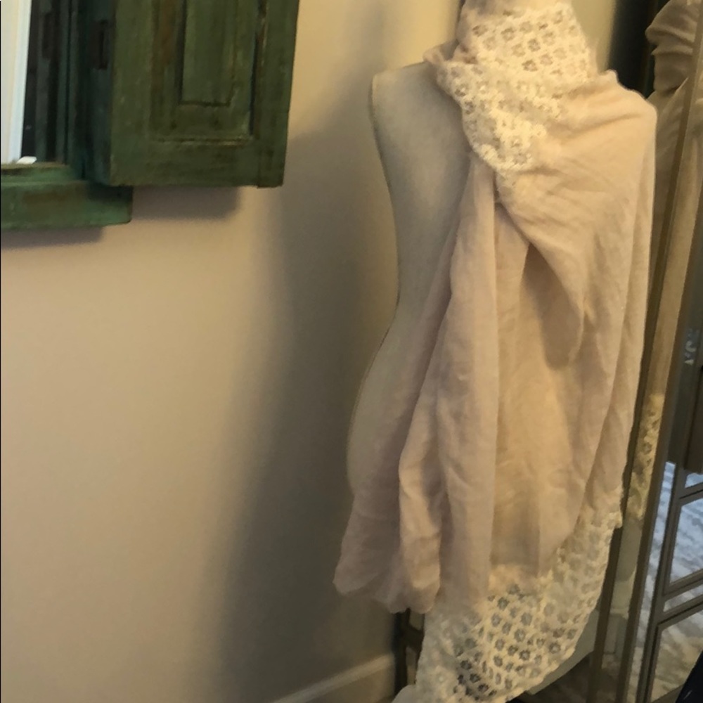 Ivory and lace scarf.